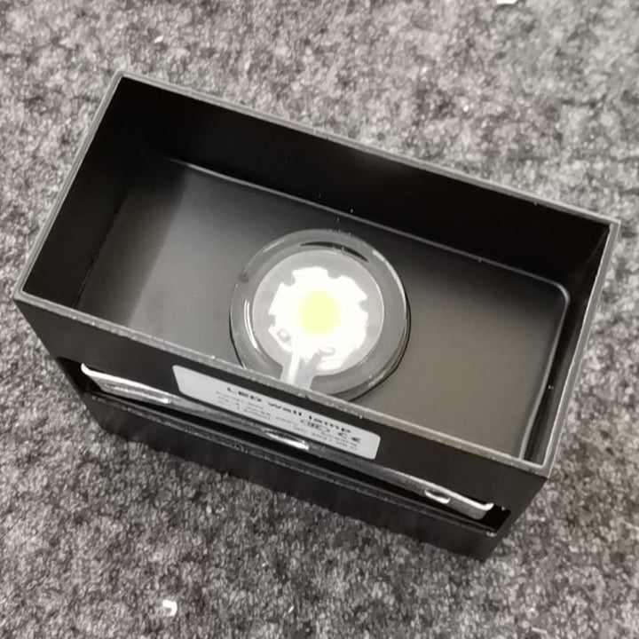Minimalistisk Vandtæt LED Væglampe i Aluminium og Glas