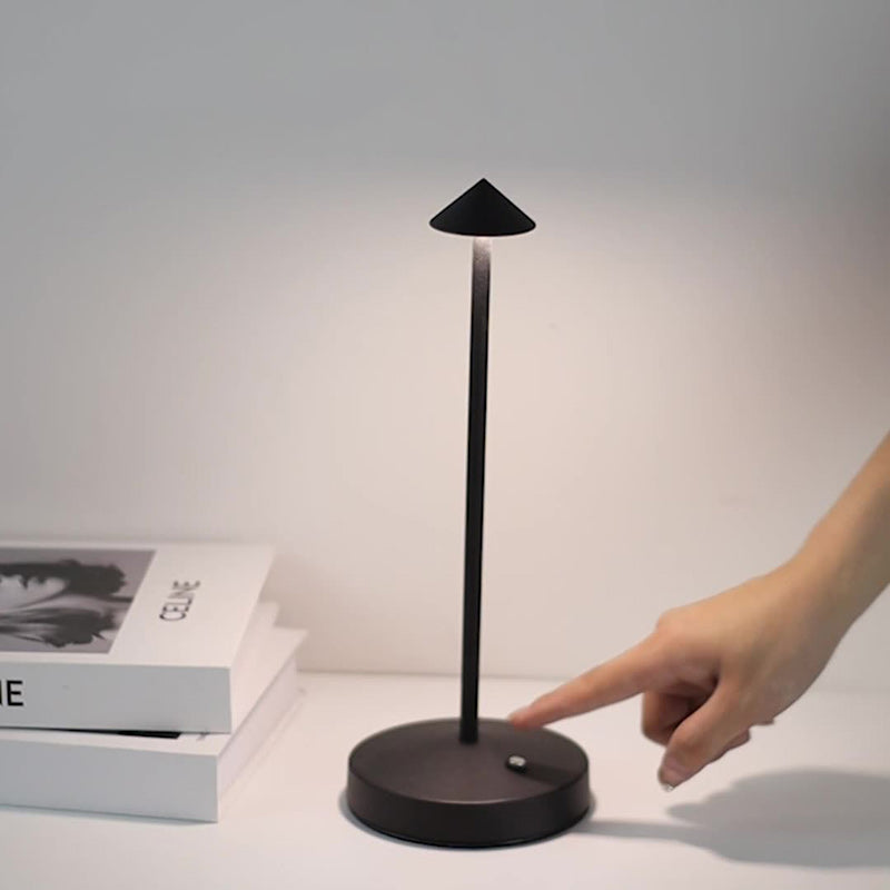 Moderne Triangel LED Bordlampe i Akryl og Jern