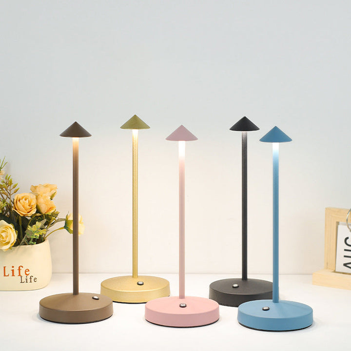 Moderne Triangel LED Bordlampe i Akryl og Jern