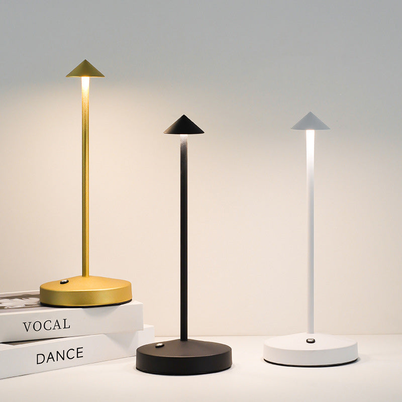 Moderne Triangel LED Bordlampe i Akryl og Jern