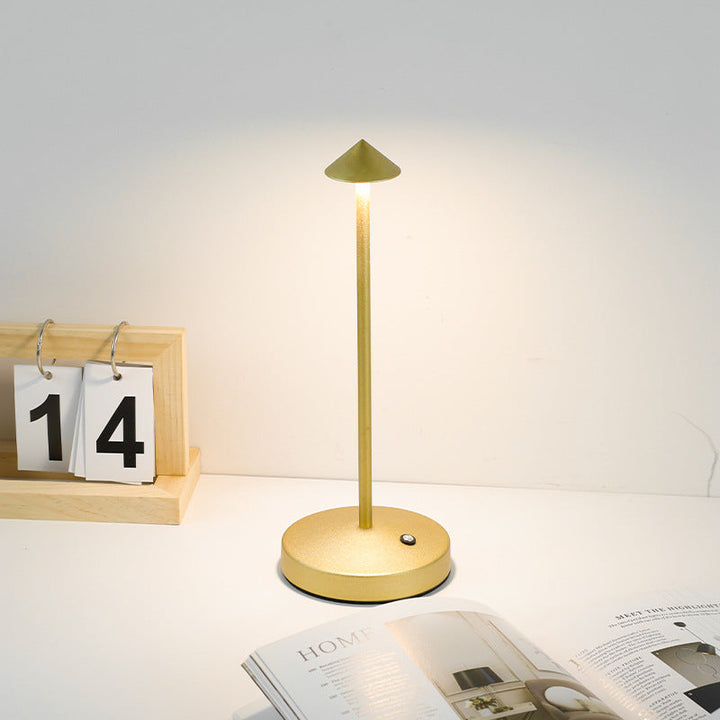 Moderne Triangel LED Bordlampe i Akryl og Jern
