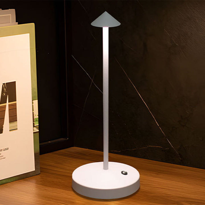 Moderne Triangel LED Bordlampe i Akryl og Jern