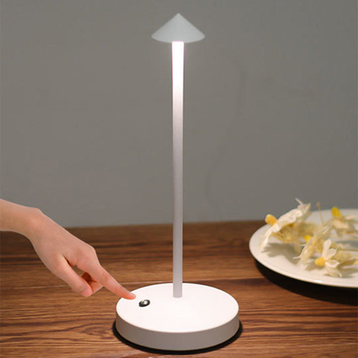 Moderne Triangel LED Bordlampe i Akryl og Jern