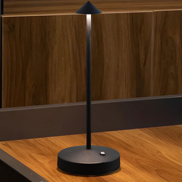 Moderne Triangel LED Bordlampe i Akryl og Jern