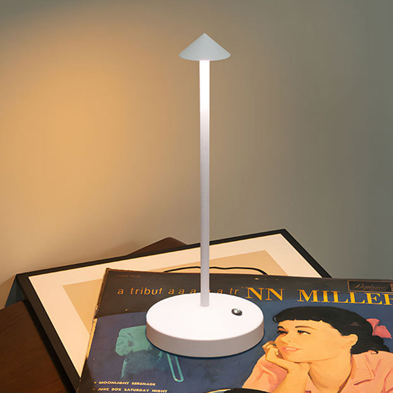 Moderne Triangel LED Bordlampe i Akryl og Jern