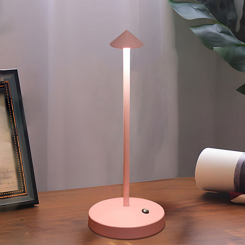 Moderne Triangel LED Bordlampe i Akryl og Jern