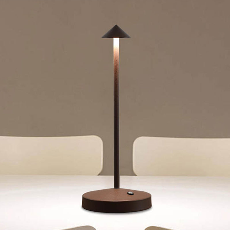Moderne Triangel LED Bordlampe i Akryl og Jern