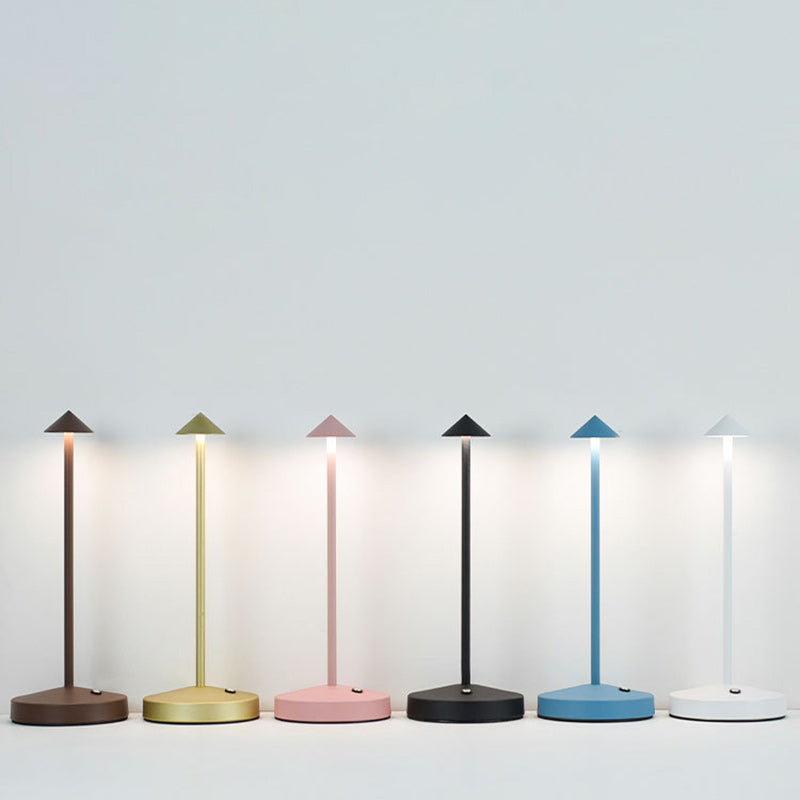 Moderne Triangel LED Bordlampe i Akryl og Jern