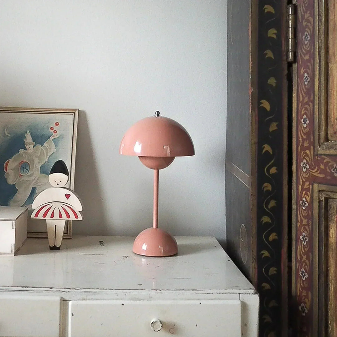 Minimalistisk Bordlampe i Metal med Varmt Lys