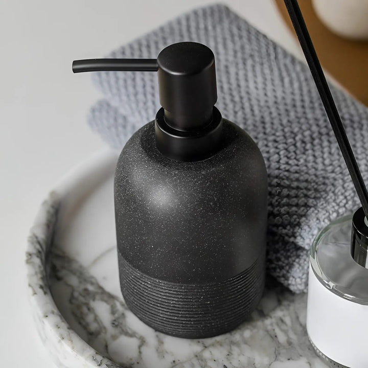 Elegant Sæbeholder i Resin med Pebble Tekstur