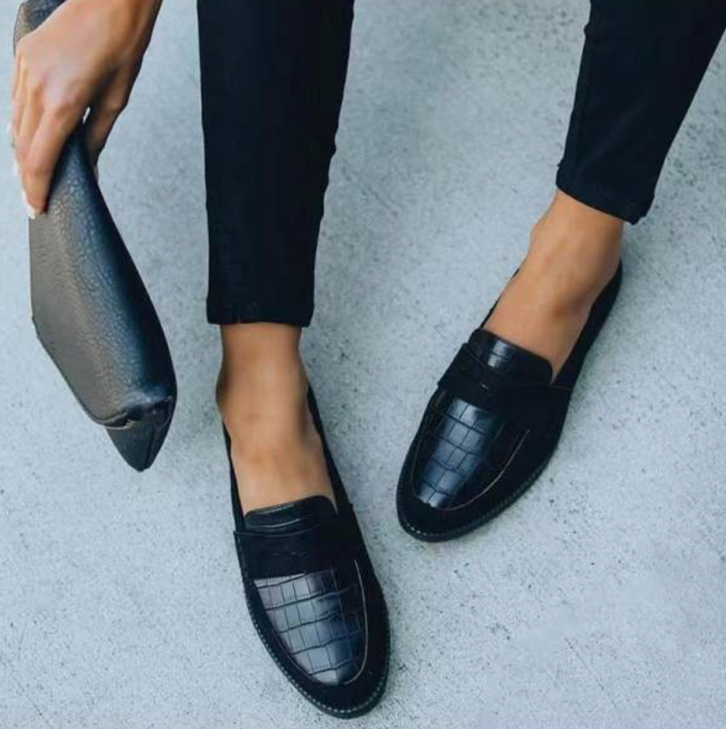 Sort loafers til kvinder med krokodillemønster og ruskindsdetaljer