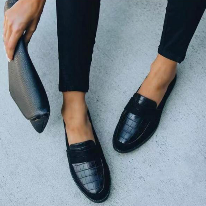 Sort loafers til kvinder med krokodillemønster og ruskindsdetaljer
