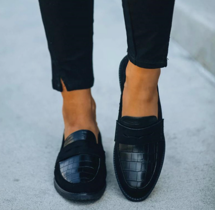 Sort loafers til kvinder med krokodillemønster og ruskindsdetaljer