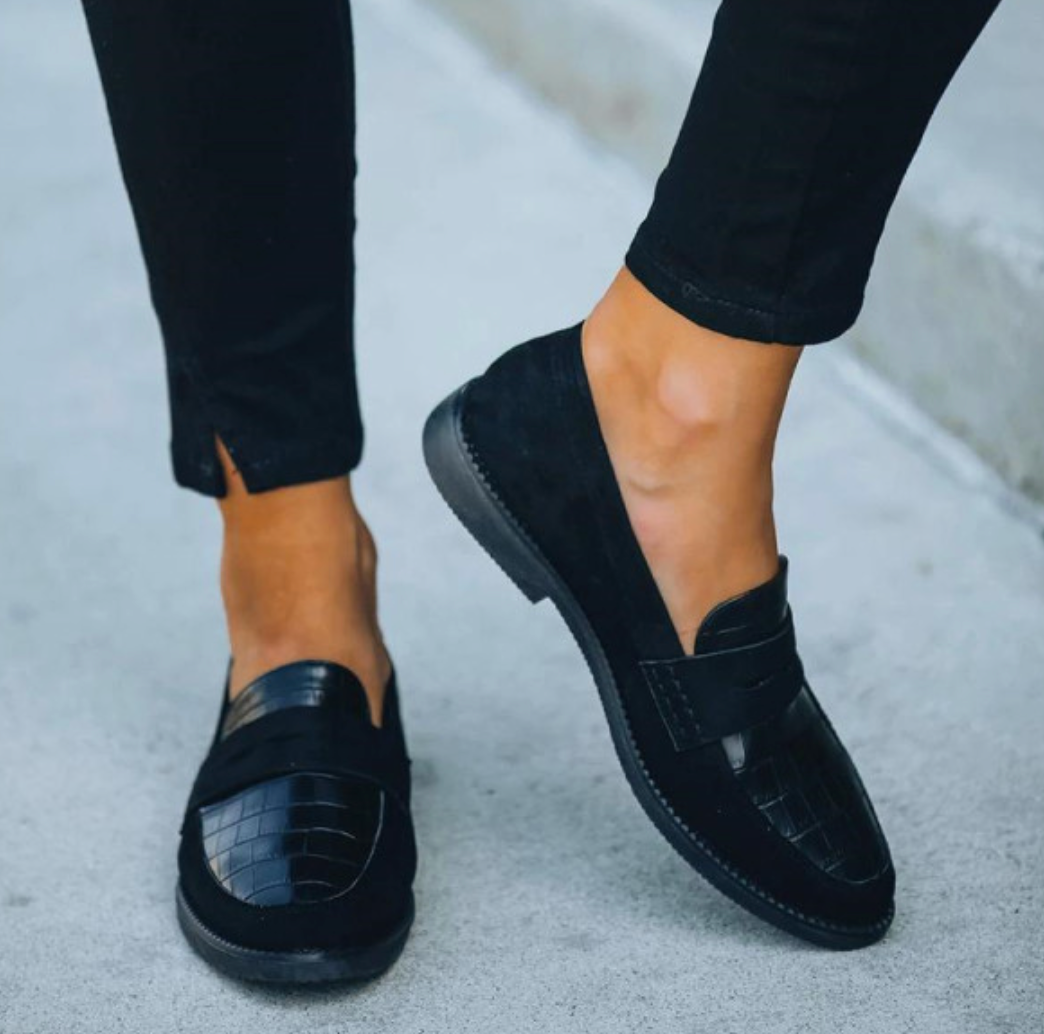 Sort loafers til kvinder med krokodillemønster og ruskindsdetaljer