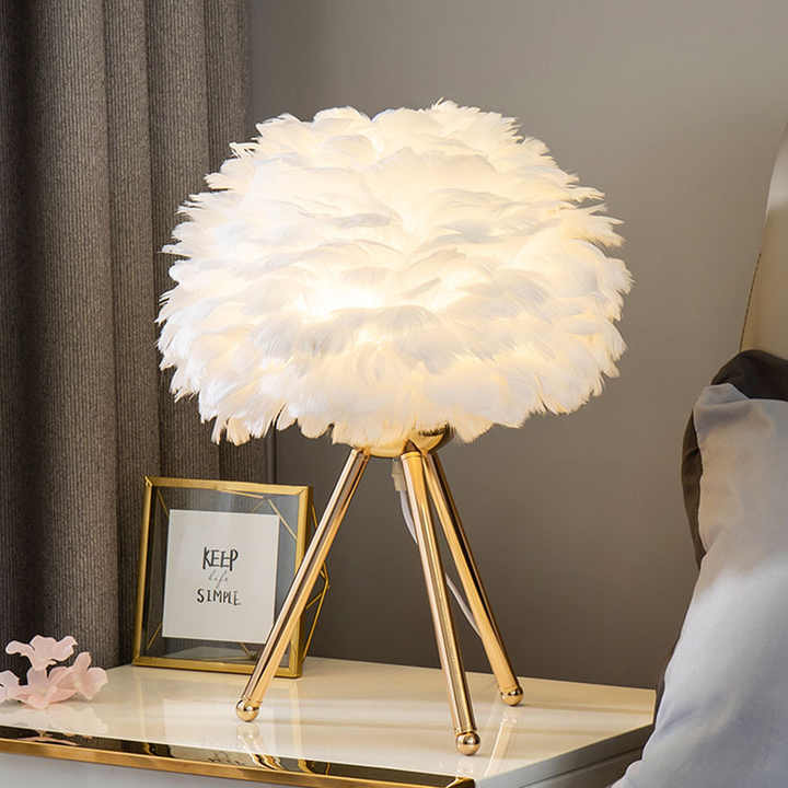 Dæmpbar Elegant Fjer Bordlampe med Chic Design