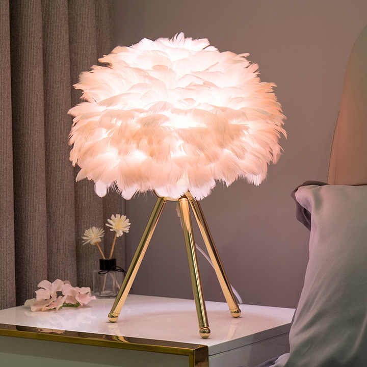 Dæmpbar Elegant Fjer Bordlampe med Chic Design