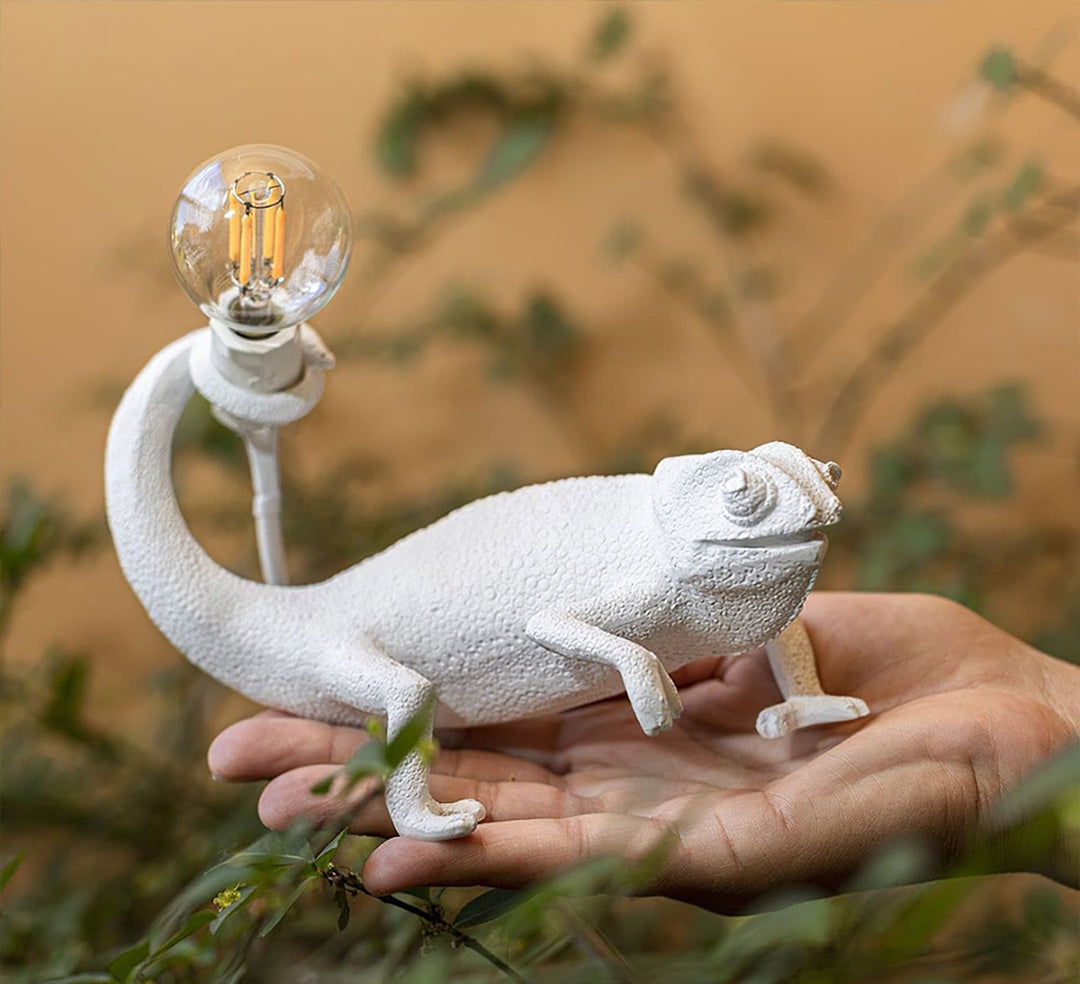 Kameleon Bordlampe i Resin med Blød Belysning