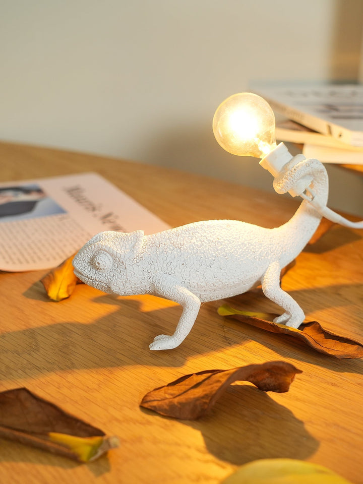 Kameleon Bordlampe i Resin med Blød Belysning