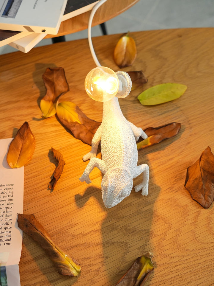 Kameleon Bordlampe i Resin med Blød Belysning