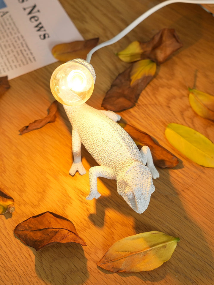 Kameleon Bordlampe i Resin med Blød Belysning