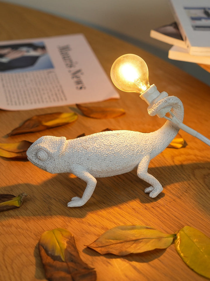 Kameleon Bordlampe i Resin med Blød Belysning