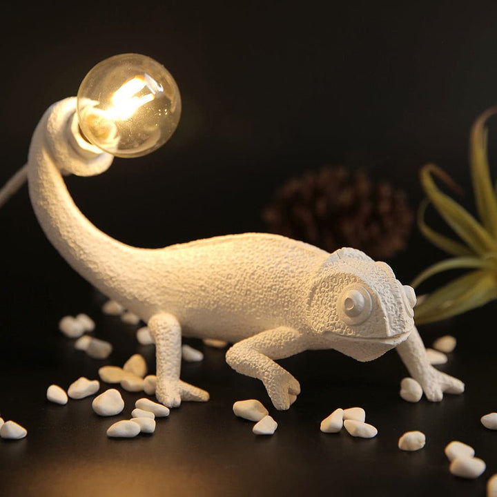 Kameleon Bordlampe i Resin med Blød Belysning