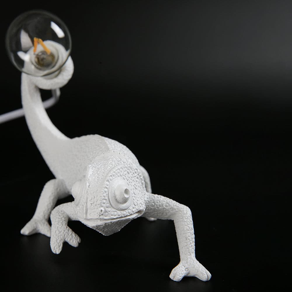 Kameleon Bordlampe i Resin med Blød Belysning