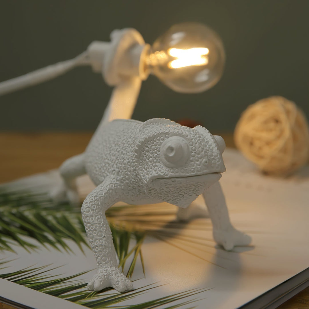 Kameleon Bordlampe i Resin med Blød Belysning
