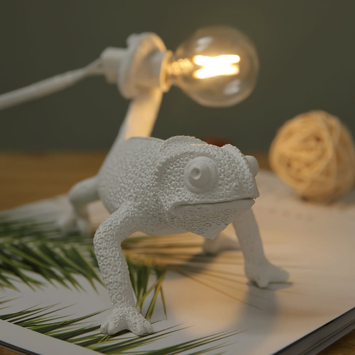 Kameleon Bordlampe i Resin med Blød Belysning