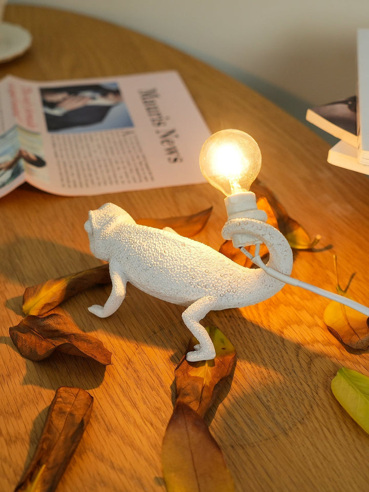 Kameleon Bordlampe i Resin med Blød Belysning