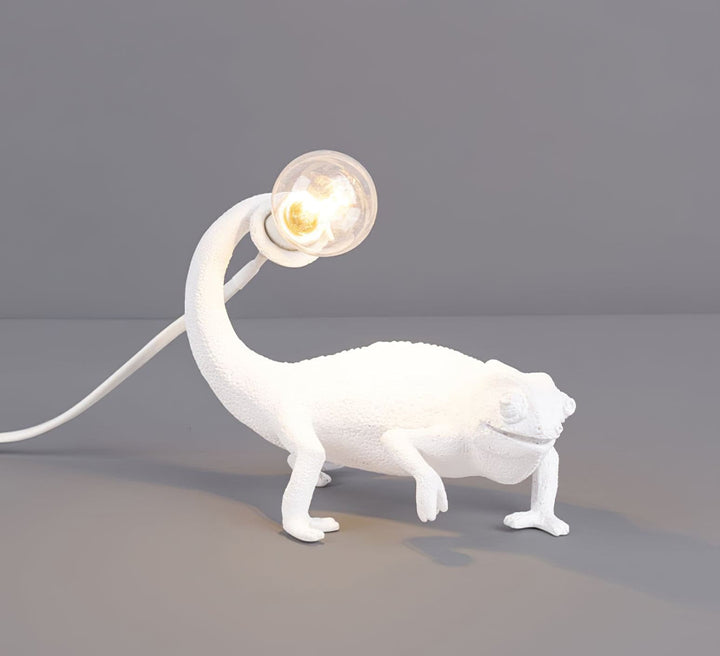 Kameleon Bordlampe i Resin med Blød Belysning