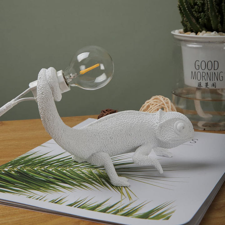 Kameleon Bordlampe i Resin med Blød Belysning
