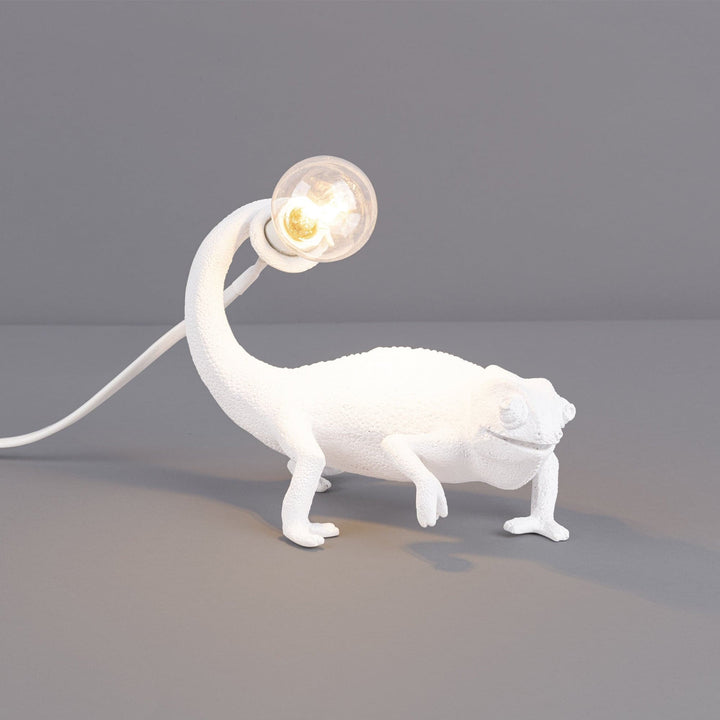 Kameleon Bordlampe i Resin med Blød Belysning