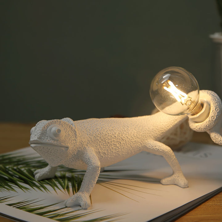 Kameleon Bordlampe i Resin med Blød Belysning