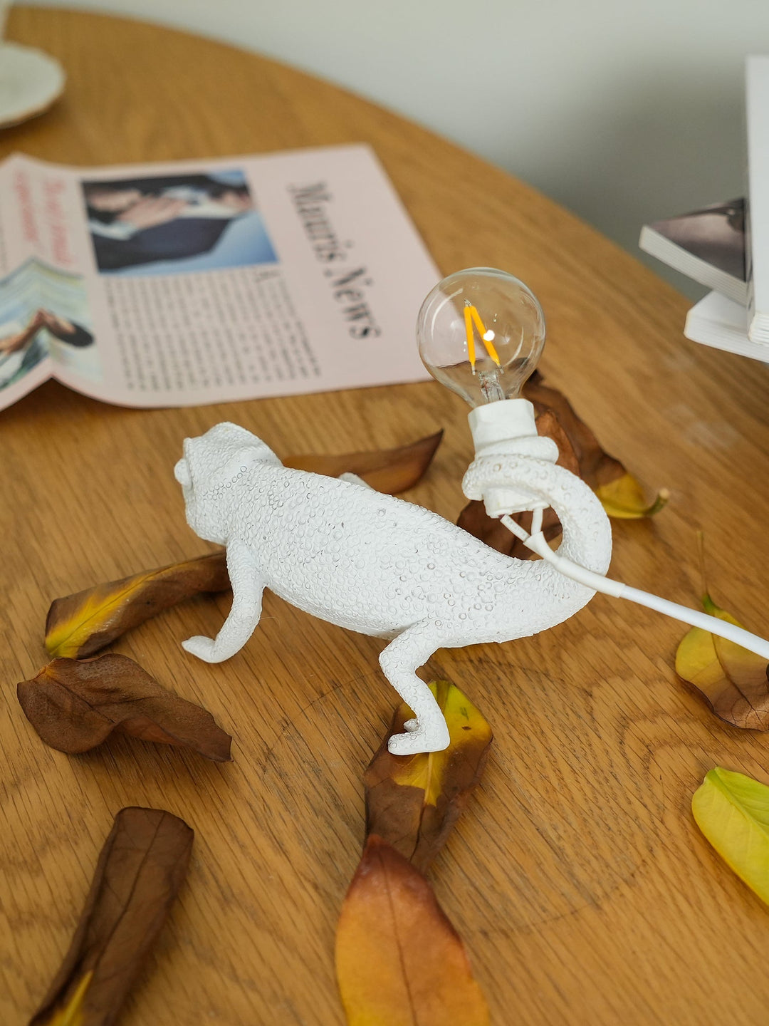 Kameleon Bordlampe i Resin med Blød Belysning