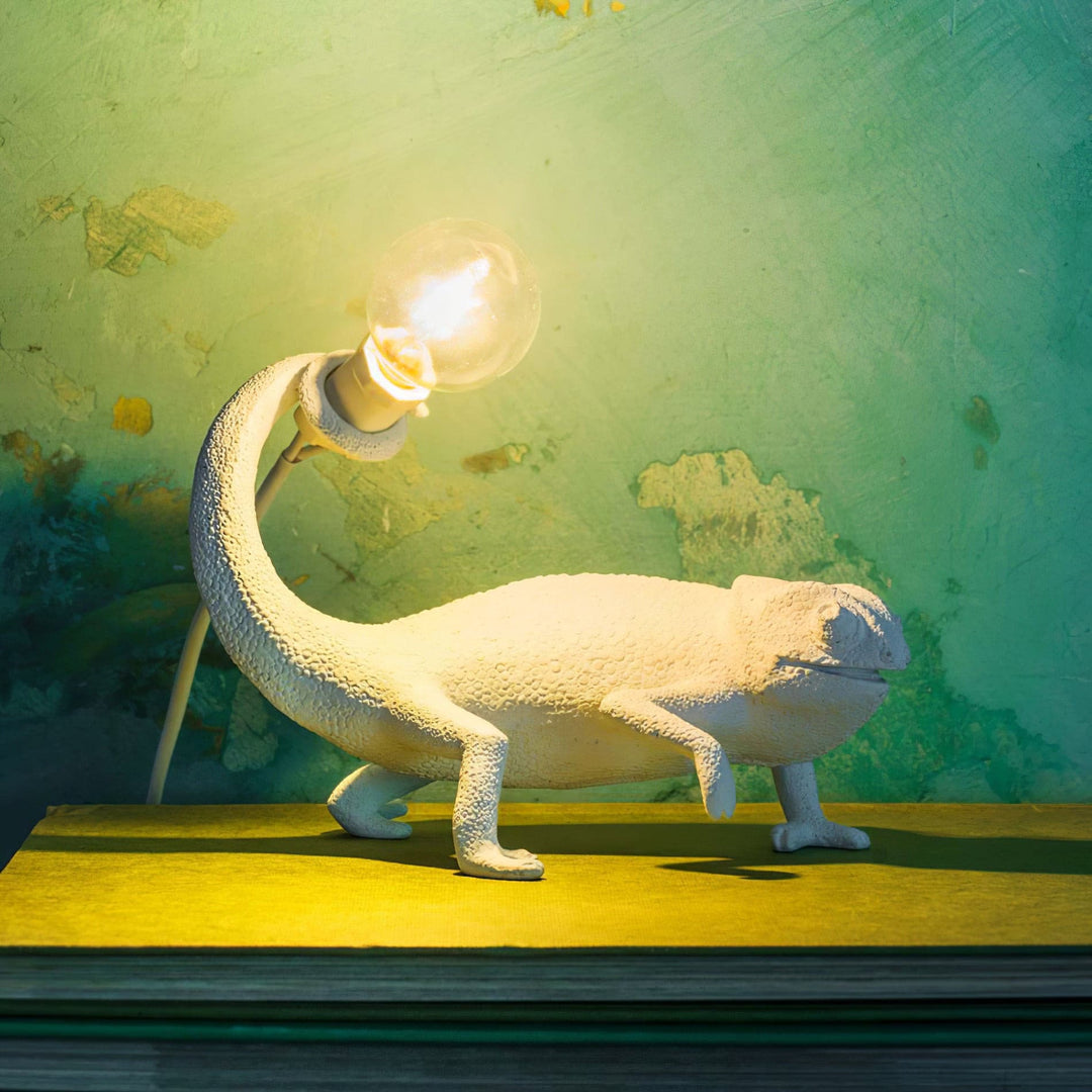 Kameleon Bordlampe i Resin med Blød Belysning