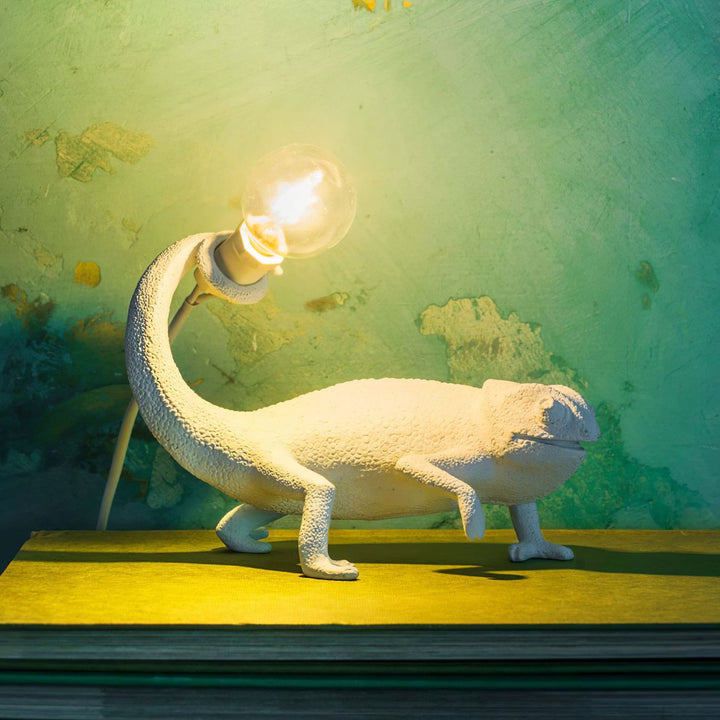Kameleon Bordlampe i Resin med Blød Belysning