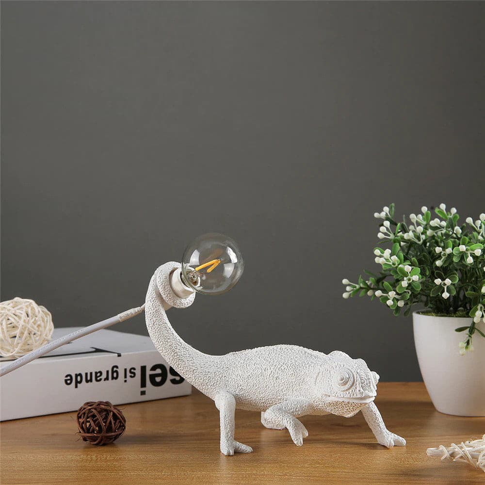 Kameleon Bordlampe i Resin med Blød Belysning
