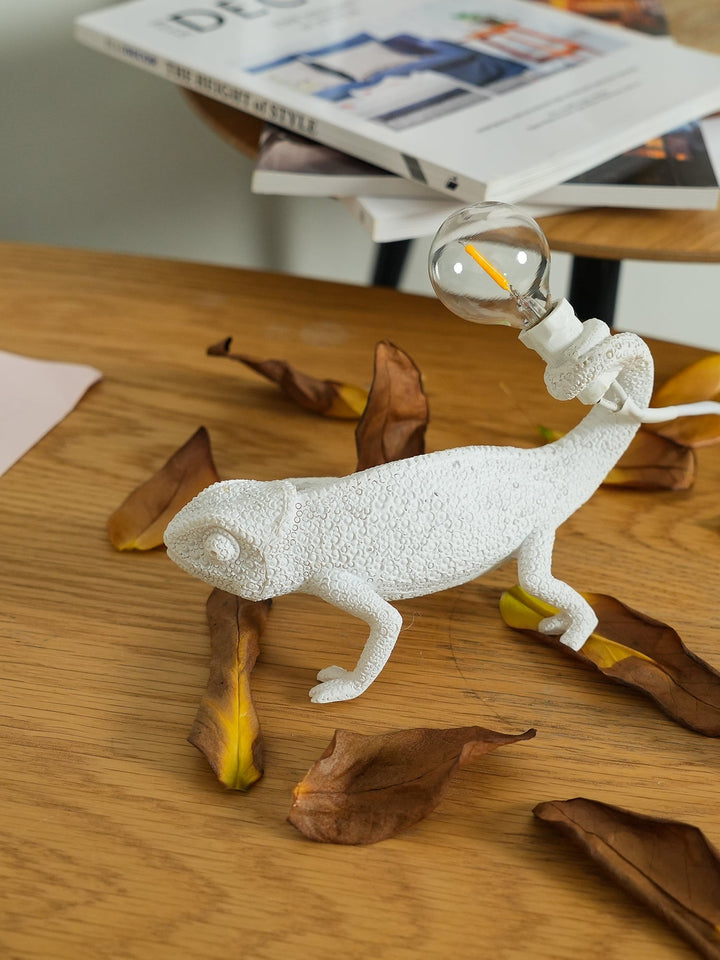 Kameleon Bordlampe i Resin med Blød Belysning