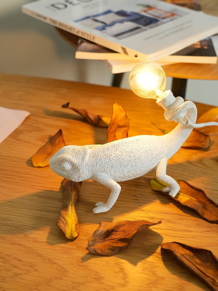 Kameleon Bordlampe i Resin med Blød Belysning