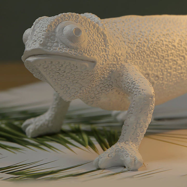 Kameleon Bordlampe i Resin med Blød Belysning