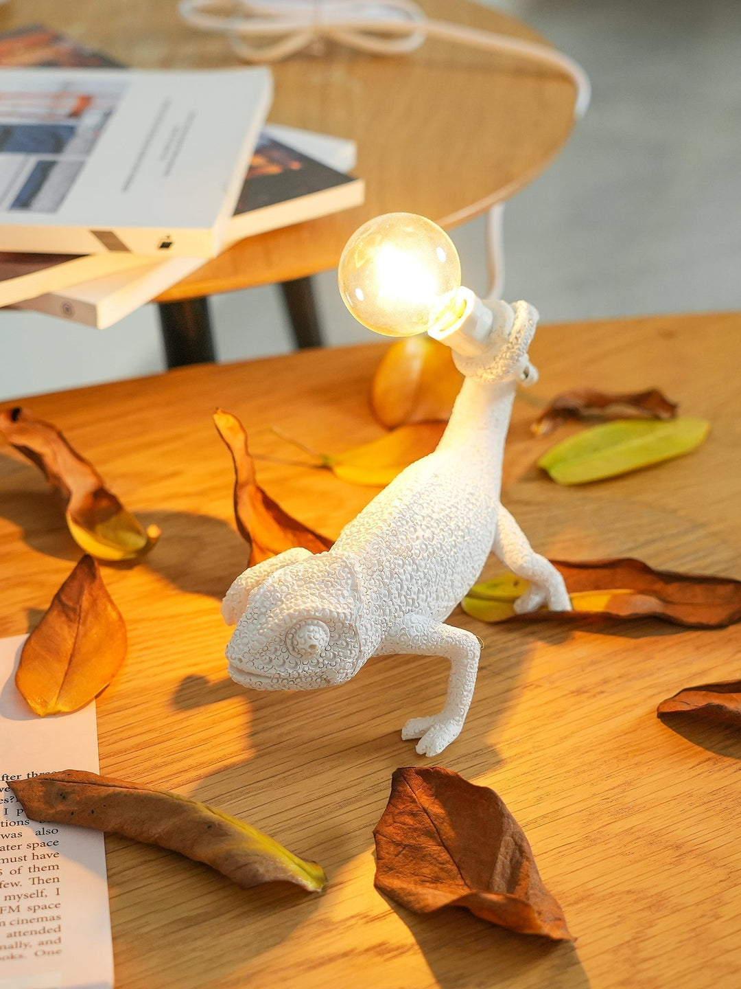 Kameleon Bordlampe i Resin med Blød Belysning