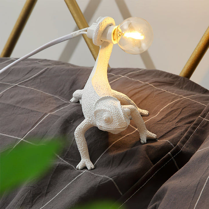 Kameleon Bordlampe i Resin med Blød Belysning