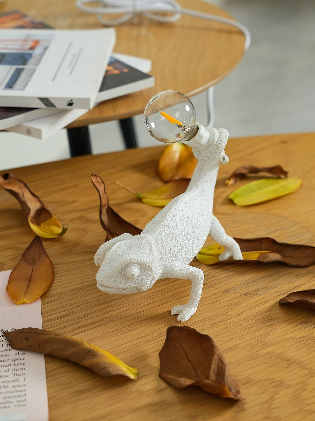 Kameleon Bordlampe i Resin med Blød Belysning