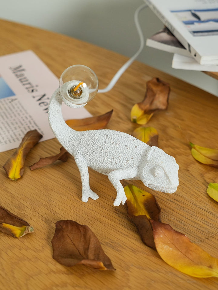 Kameleon Bordlampe i Resin med Blød Belysning