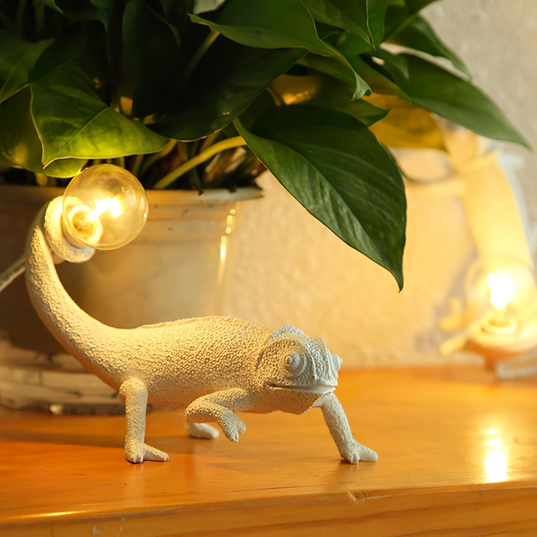 Kameleon Bordlampe i Resin med Blød Belysning