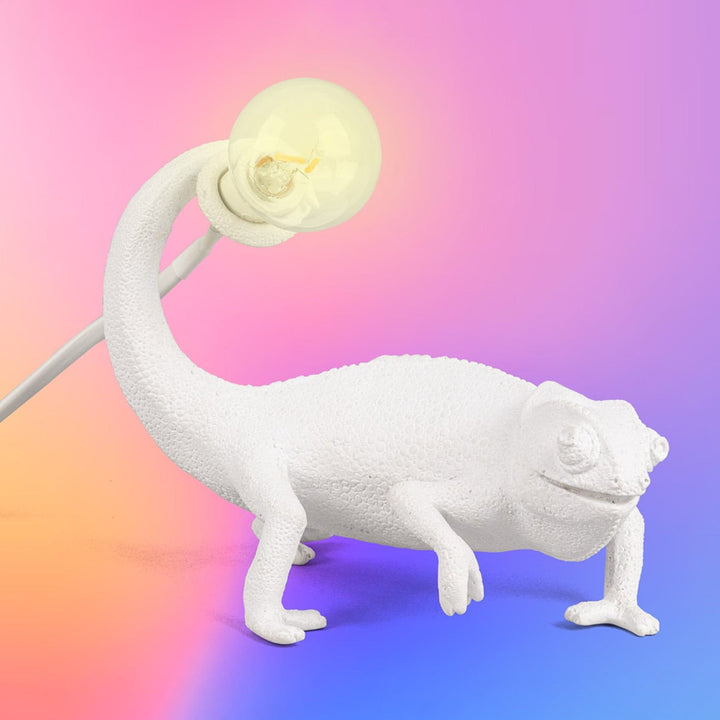 Kameleon Bordlampe i Resin med Blød Belysning
