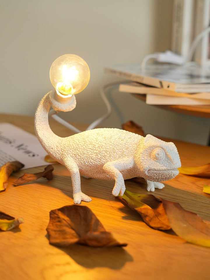 Kameleon Bordlampe i Resin med Blød Belysning