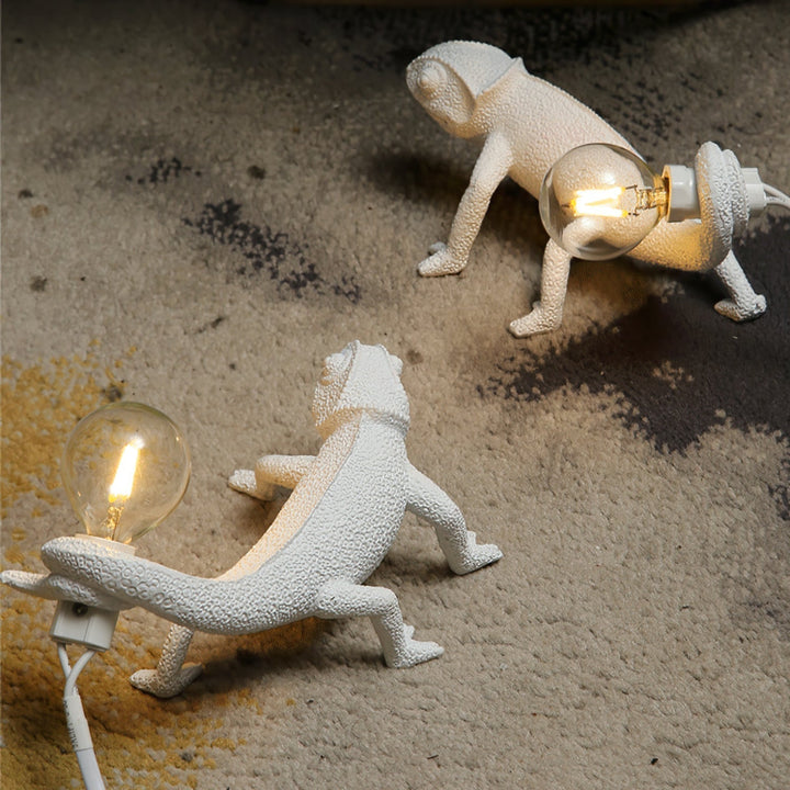 Kameleon Bordlampe i Resin med Blød Belysning