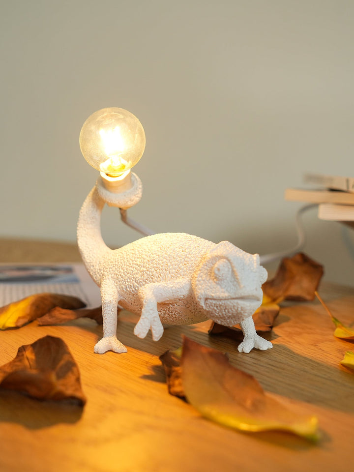 Kameleon Bordlampe i Resin med Blød Belysning